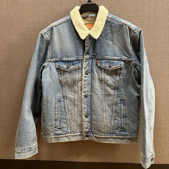 REGULAR LEVI’S | MEN’S DENIM JACKET ( NWT ) | Made with RECYCLED MATERIALS - Picture 1 of 10